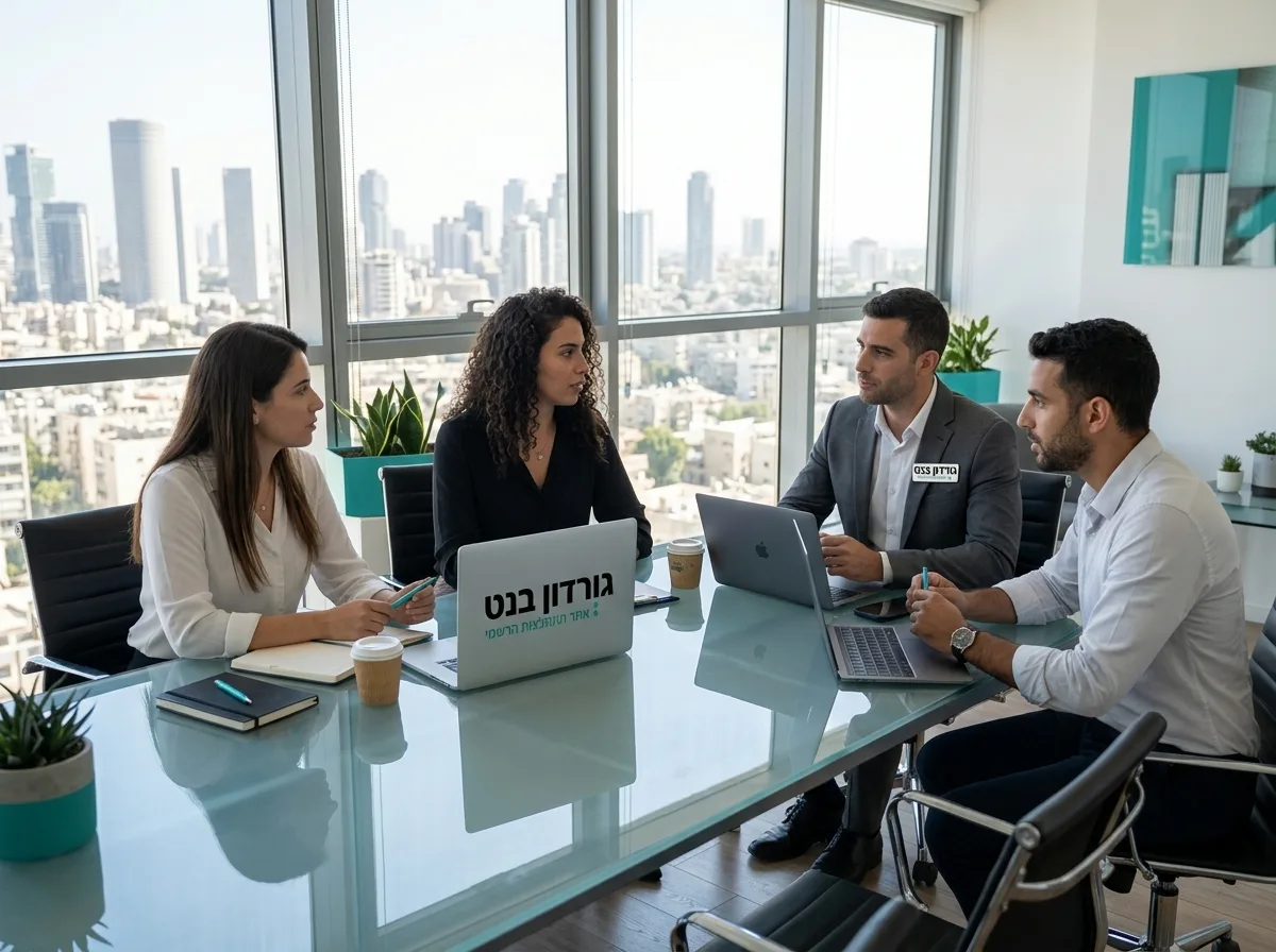 צילום ריאליסטי של פגישת עסקים במשרד מודרני ומואר בתל אביב, נוף אורבני נשקף מהחלונות הגדולים, שולחן ישיבות מזכוכית ותאורה טבעית חזקה